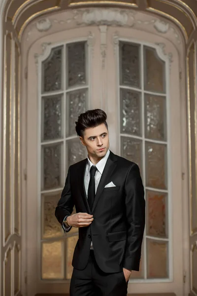 美しい部屋で新しいスーツのハンサムな男性モデル — ストック写真