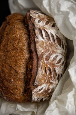 Beton zeminde sağlıklı çavdar ekmeği dilimleri