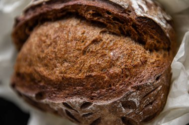 Beton zeminde sağlıklı çavdar ekmeği dilimleri