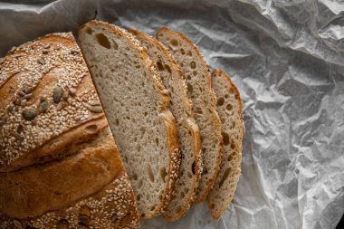 Beton zeminde sağlıklı çavdar ekmeği dilimleri