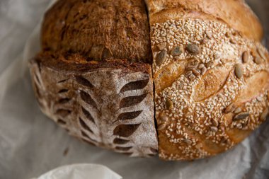 Beton zeminde sağlıklı çavdar ekmeği dilimleri