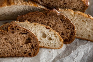 Beton zeminde sağlıklı çavdar ekmeği dilimleri