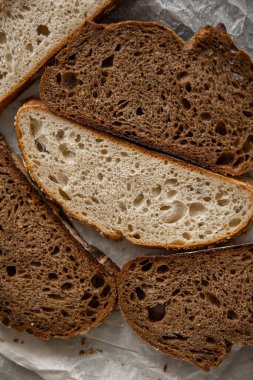Beton zeminde sağlıklı çavdar ekmeği dilimleri