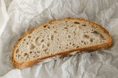 Beton zeminde sağlıklı çavdar ekmeği dilimleri