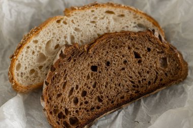 Beton zeminde sağlıklı çavdar ekmeği dilimleri