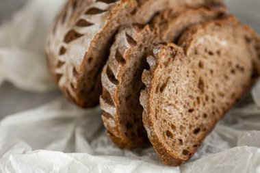 Beton zeminde sağlıklı çavdar ekmeği dilimleri
