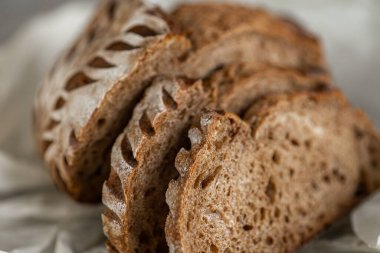 Beton zeminde sağlıklı çavdar ekmeği dilimleri