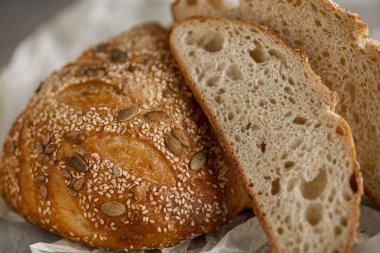 Beton zeminde sağlıklı çavdar ekmeği dilimleri