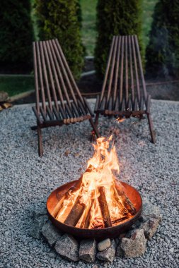 iki ahşap adirondack sandalye ağaçlarıyla yemyeşil yeşil çim üzerinde