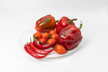 Kırmızı biberler beyaz arka planda izole edilmiş. Üst görünüm