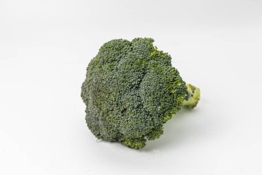Beyaz arkaplanda izole edilmiş taze brokoli