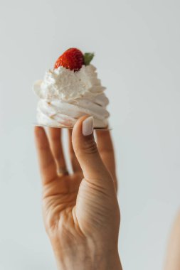 Bir grup arkadaşın maytaplarla eğlendiğini gösteren resim