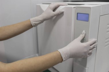 Diş hekiminde ekipman ve diş aletleri. Aletler yakın plan. Dişçilik