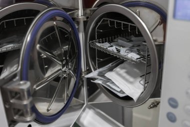 Diş hekiminde ekipman ve diş aletleri. Aletler yakın plan. Dişçilik