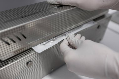 Diş hekiminde ekipman ve diş aletleri. Aletler yakın plan. Dişçilik