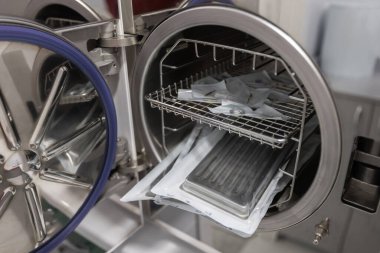 Diş hekiminde ekipman ve diş aletleri. Aletler yakın plan. Dişçilik