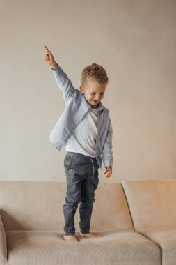 Sarı koltuklu küçük sarışın bir çocuk gülümseyerek başka tarafa bakıyor. Mesaj için yer var. Uluslararası Çocuk Günü