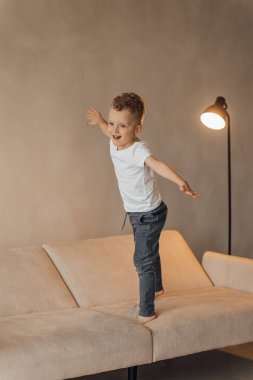 Sarı koltuklu küçük sarışın bir çocuk gülümseyerek başka tarafa bakıyor. Mesaj için yer var. Uluslararası Çocuk Günü