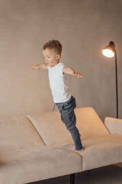 Sarı koltuklu küçük sarışın bir çocuk gülümseyerek başka tarafa bakıyor. Mesaj için yer var. Uluslararası Çocuk Günü