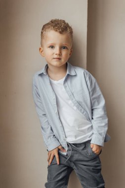 Sarı koltuklu küçük sarışın bir çocuk gülümseyerek başka tarafa bakıyor. Mesaj için yer var. Uluslararası Çocuk Günü