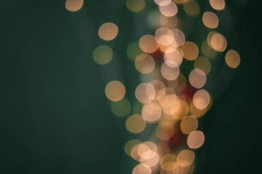Altın Noel ışıkları bokeh etkisinden çıktı. Uzayı kopyala Duvar kağıdı olarak kullanılabilir. Yeni yıl kutlamaları için kullanılabilir..