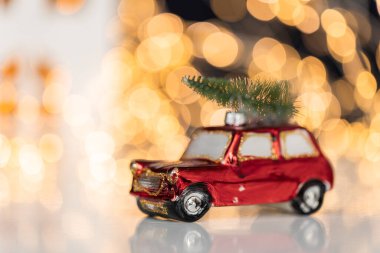 Altın Noel ışıkları bokeh etkisinden çıktı. Uzayı kopyala Duvar kağıdı olarak kullanılabilir. Yeni yıl kutlamaları için kullanılabilir..