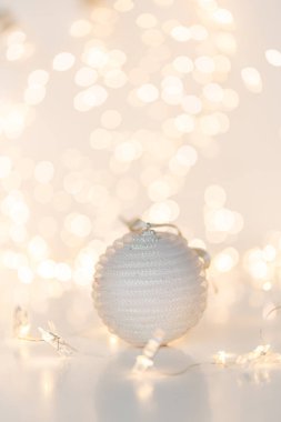 Altın Noel ışıkları bokeh etkisinden çıktı. Uzayı kopyala Duvar kağıdı olarak kullanılabilir. Yeni yıl kutlamaları için kullanılabilir..