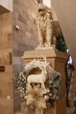 Güzel Noel altın gümüş deco baubles koyu siyah arka plan üzerine. Düz yatıyordu tasarım. Uzay kopyalayın. Kare biçimi.