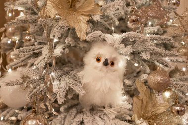 Güzel Noel altın gümüş deco baubles koyu siyah arka plan üzerine. Düz yatıyordu tasarım. Uzay kopyalayın. Kare biçimi.