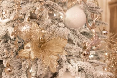 Güzel Noel altın gümüş deco baubles koyu siyah arka plan üzerine. Düz yatıyordu tasarım. Uzay kopyalayın. Kare biçimi.