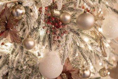 Güzel Noel altın gümüş deco baubles koyu siyah arka plan üzerine. Düz yatıyordu tasarım. Uzay kopyalayın. Kare biçimi.