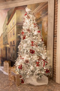 Güzel Noel altın gümüş deco baubles koyu siyah arka plan üzerine. Düz yatıyordu tasarım. Uzay kopyalayın. Kare biçimi.