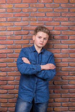 Stüdyoda parlak arka planda dururken gündelik modaya uygun giyinen bir grup oyuncu çoklu-ırkçı çocuk eğleniyor.