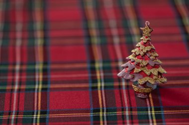 Altın Noel ışıkları bokeh etkisinden çıktı. Uzayı kopyala Duvar kağıdı olarak kullanılabilir. Yeni yıl kutlamaları için kullanılabilir..