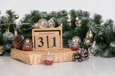 Altın Noel ışıkları bokeh etkisinden çıktı. Uzayı kopyala Duvar kağıdı olarak kullanılabilir. Yeni yıl kutlamaları için kullanılabilir..