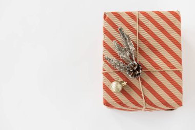 Altın Noel ışıkları bokeh etkisinden çıktı. Uzayı kopyala Duvar kağıdı olarak kullanılabilir. Yeni yıl kutlamaları için kullanılabilir..