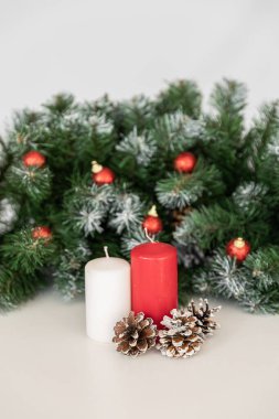 Altın Noel ışıkları bokeh etkisinden çıktı. Uzayı kopyala Duvar kağıdı olarak kullanılabilir. Yeni yıl kutlamaları için kullanılabilir..