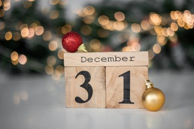 Altın Noel ışıkları bokeh etkisinden çıktı. Uzayı kopyala Duvar kağıdı olarak kullanılabilir. Yeni yıl kutlamaları için kullanılabilir..