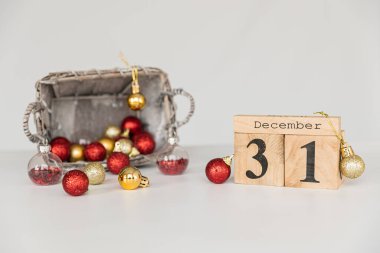 Altın Noel ışıkları bokeh etkisinden çıktı. Uzayı kopyala Duvar kağıdı olarak kullanılabilir. Yeni yıl kutlamaları için kullanılabilir..