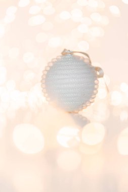 Altın Noel ışıkları bokeh etkisinden çıktı. Uzayı kopyala Duvar kağıdı olarak kullanılabilir. Yeni yıl kutlamaları için kullanılabilir..