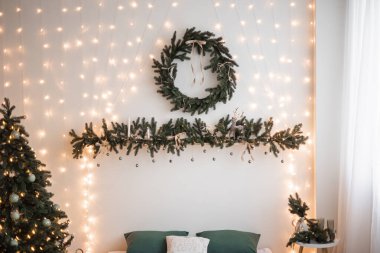 Altın Noel ışıkları bokeh etkisinden çıktı. Uzayı kopyala Duvar kağıdı olarak kullanılabilir. Yeni yıl kutlamaları için kullanılabilir..