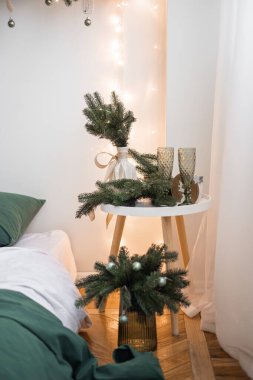 Altın Noel ışıkları bokeh etkisinden çıktı. Uzayı kopyala Duvar kağıdı olarak kullanılabilir. Yeni yıl kutlamaları için kullanılabilir..