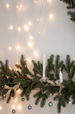 Altın Noel ışıkları bokeh etkisinden çıktı. Uzayı kopyala Duvar kağıdı olarak kullanılabilir. Yeni yıl kutlamaları için kullanılabilir..