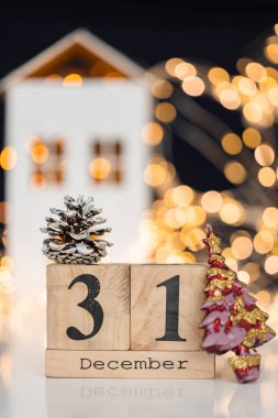Altın Noel ışıkları bokeh etkisinden çıktı. Uzayı kopyala Duvar kağıdı olarak kullanılabilir. Yeni yıl kutlamaları için kullanılabilir..