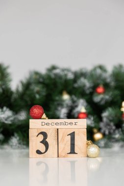 Altın Noel ışıkları bokeh etkisinden çıktı. Uzayı kopyala Duvar kağıdı olarak kullanılabilir. Yeni yıl kutlamaları için kullanılabilir..