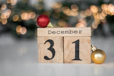 Altın Noel ışıkları bokeh etkisinden çıktı. Uzayı kopyala Duvar kağıdı olarak kullanılabilir. Yeni yıl kutlamaları için kullanılabilir..