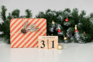 Altın Noel ışıkları bokeh etkisinden çıktı. Uzayı kopyala Duvar kağıdı olarak kullanılabilir. Yeni yıl kutlamaları için kullanılabilir..