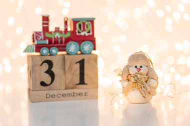 Altın Noel ışıkları bokeh etkisinden çıktı. Uzayı kopyala Duvar kağıdı olarak kullanılabilir. Yeni yıl kutlamaları için kullanılabilir..