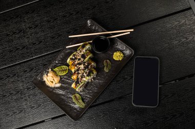 Suşi yemeği. Maki ve rulo ton balığı, somon, karides, yengeç ve avokado. Çeşit çeşit suşinin en üst görüntüsü. Gökkuşağı suşi rulosu, uramaki, hosomaki ve nigiri.