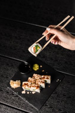 Suşi yemeği. Maki ve rulo ton balığı, somon, karides, yengeç ve avokado. Çeşit çeşit suşinin en üst görüntüsü. Gökkuşağı suşi rulosu, uramaki, hosomaki ve nigiri.